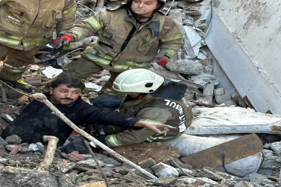 Türkiyədə bina çökdü - Dağıntılar altında qalanlar var/FOTO