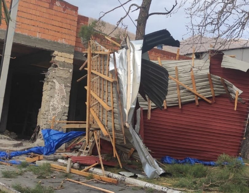 Güclü külək Qaxda ictimai binaların, sahibkarlıq obyektlərinin və məktəblərin dam örtüklərini uçurub - FOTO