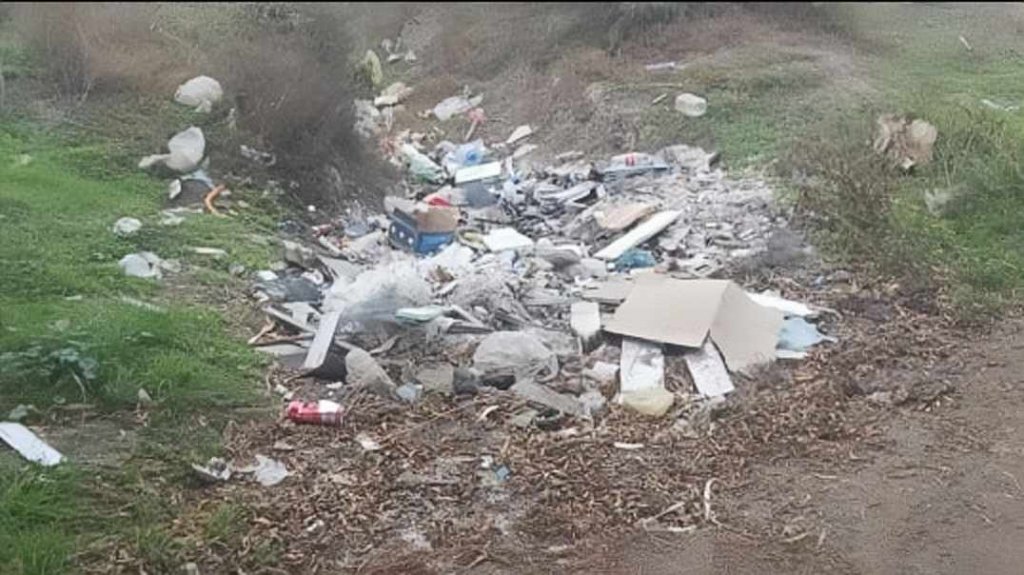 Biləsuvarda ətraf mühiti məişət tullantıları ilə zibilləyən şəxslər inzibati məsuliyyətə cəlb olunub - FOTO