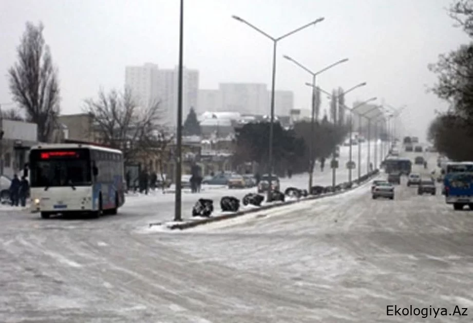 Bakı yollarında qarla bağlı hazırlıqlar görülür (FOTO)