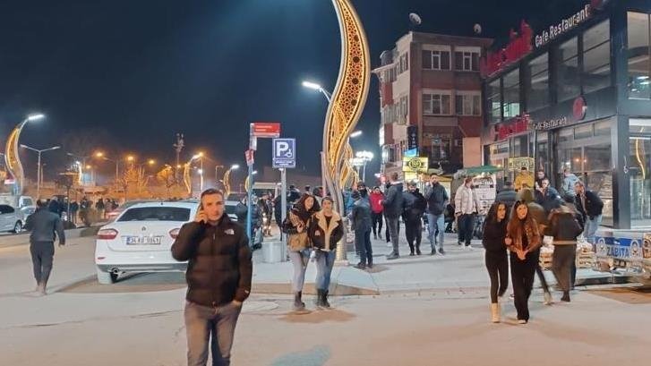 Türkiyədə GÜCLÜ ZƏLZƏLƏ qorxulu anlar yaşatdı: sakinlər küçələrə axışdı