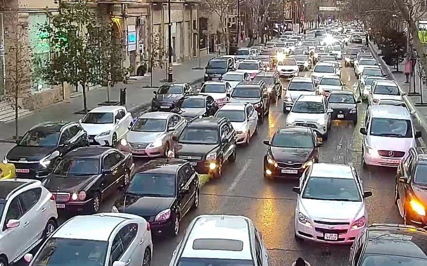 Bakıda 14 istiqamətdə yolların giriş - çıxışında tıxac yarandı - SİYAHI