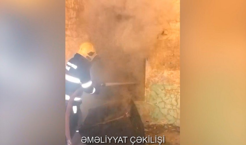 Bakıda məişət tullantıları yığılmış tikilidə yanğın olub