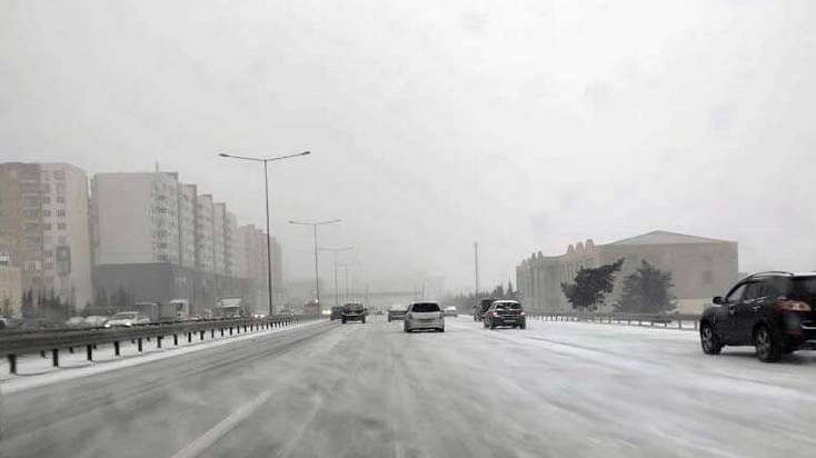 Bakıda temperatur sıfıra düşdü: Bu ərazilərə güclü qar yağıb