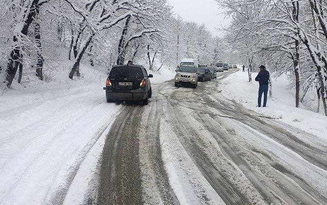 Şamaxı-İsmayıllı yolu bağlanıb - Güclü qar zəncirvari qəzalara səbəb olub