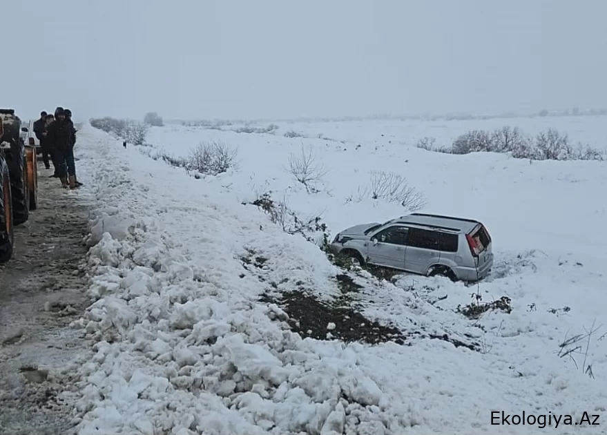 Biləsuvarda qarlı hava şəraiti yol qəzalarına səbəb olub