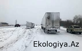 Ağstafada yolun buz bağlaması nəticəsində 10-dan çox maşınlar toqquşub