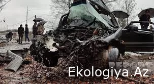 Gəncədə avtomobil ağaca çırpılıb, ölənlər var