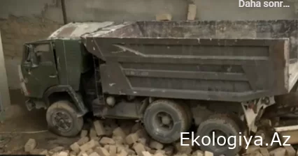 Bakıda DƏHŞƏTLİ OLAY: Yük maşını evin üstünə düşdü - VİDEO