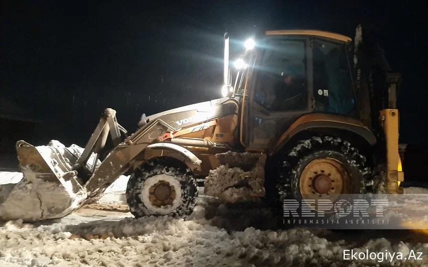 Qarlı hava şəraiti Cəlilabadda nəqliyyatın hərəkətini iflic edib