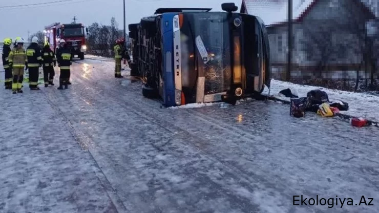 Avtobus buzlu yolda QƏZAYA DÜŞDÜ - 20 nəfər...