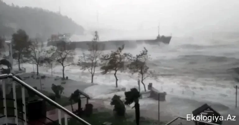Güclü qasırğa baş verdi, hava limanlarında reyslər ləğv edildi, qatar xidmətləri dayandırıldı