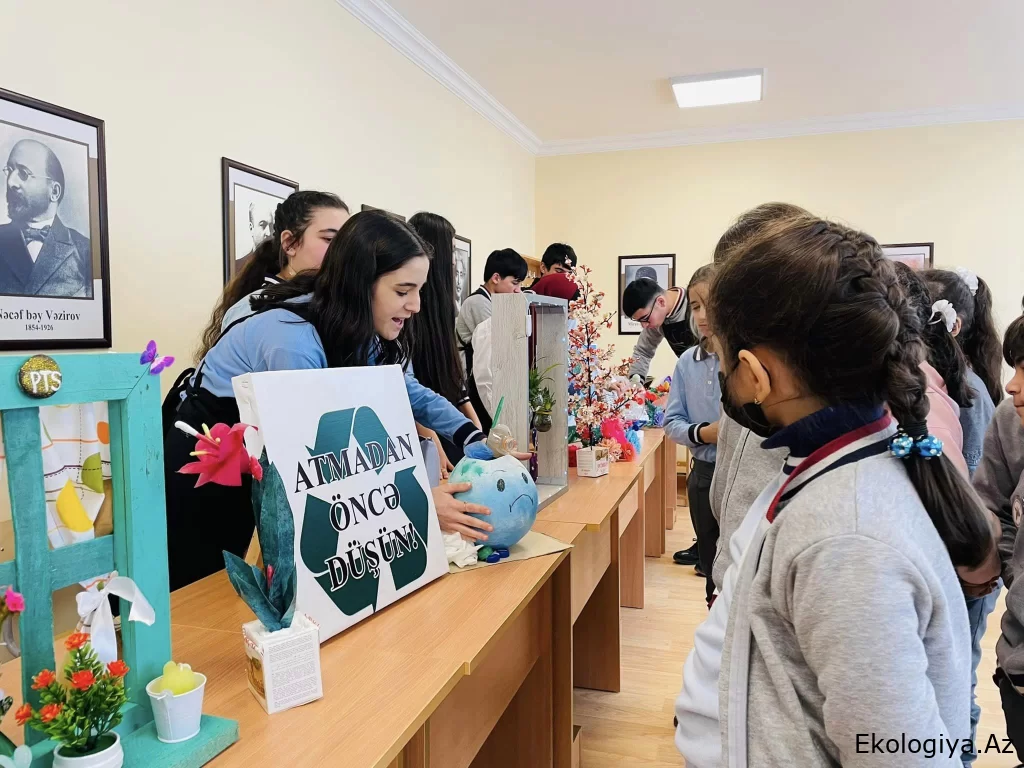 Dünya Ekoloji Təhsil Günü ilə əlaqədar Xaçmaz rayonunda şagirdlər tullantılardan hazırladıqları əl işlərini nümayiş etdirib/FOTO