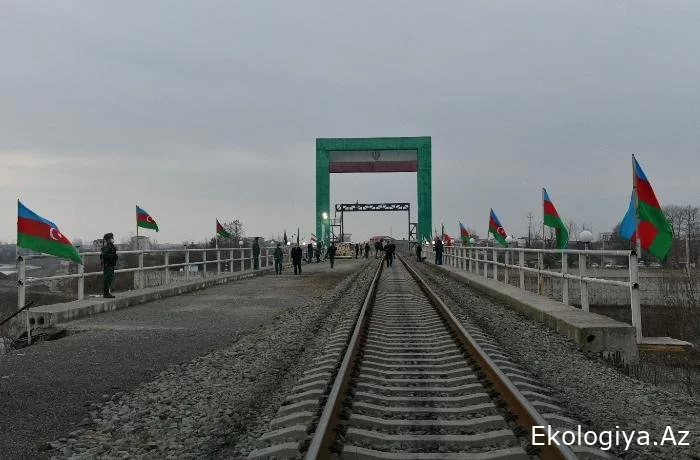 Astaraçay üzərindəki yeni körpü növbədə gözləyən yük maşınlarını azaldıb