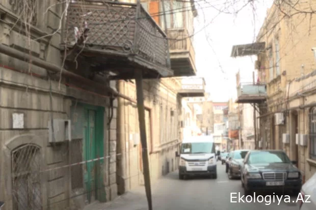Bakıda təhlükəli eyvan: Hər an piyadaların üstünə aşa bilər - VİDEO