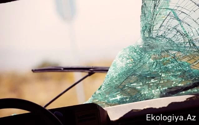 Qubada avtomobil ağaca çırpıldı, ölənlər var