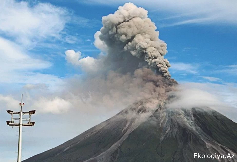 Ebeko vulkanı 3,5 kilometr yüksəkliyə kül püskürüb