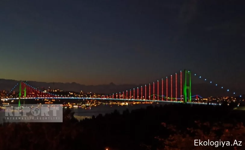 Azərbaycan bayrağının rəngləri ilə işıqlananan İstanbul körpüləri - FOTO