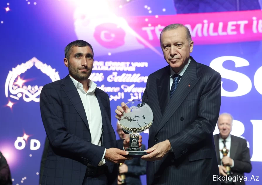 Rəcəb Tayyib Ərdoğan təbii fəlakətdən zərər çəkənlərə yardım toplayan azərbaycanlını mükafatlandırıb