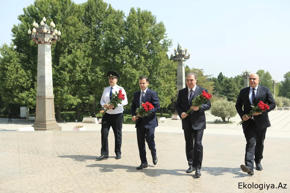 Prokurorluq işçiləri Gəncədə ağacəkmə kampaniyasında iştirak ediblər - FOTO