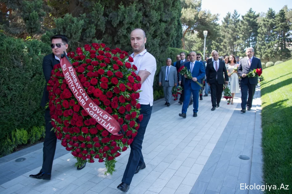 Dövlət Su Ehtiyatları Agentliyinin kollektivi Ümummilli Liderin məzarını və Şəhidlər xiyabanını ziyarət edib - FOTO
