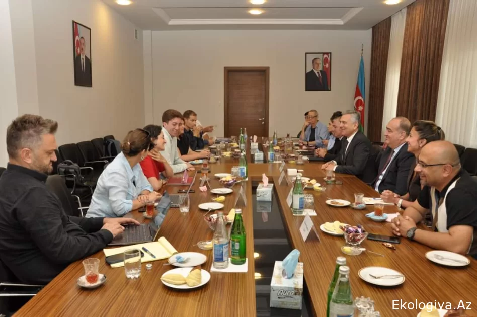 Biləsuvarda günəş elektrik stansiyasının tikintisinə hazırlıqla bağlı müzakirə aparılıb