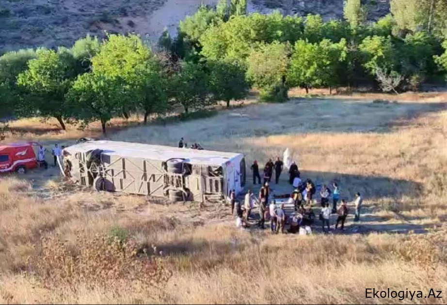 Dəhşətli qəza - avtobus aşdı, çox sayda yaralı var