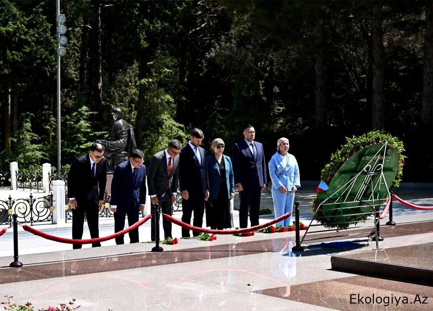 Qazaxıstan Parlamenti Senatının nümayəndə heyəti Ulu Öndərin məzarını və Şəhidlər xiyabanını ziyarət edib