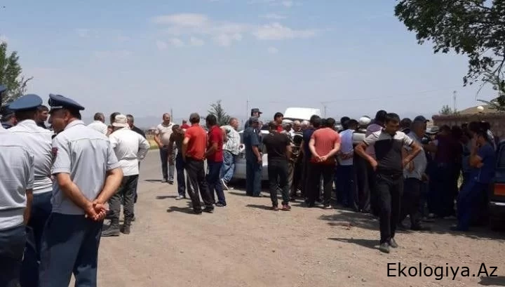 Ermənistanda sakinlər yolu bağladı - İLGİNC SƏBƏB