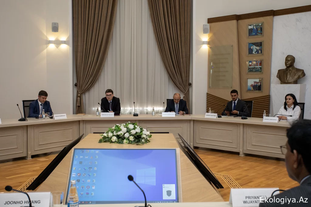 Azərbaycan və AİB üzən günəş panelləri sistemini müzakirə edib