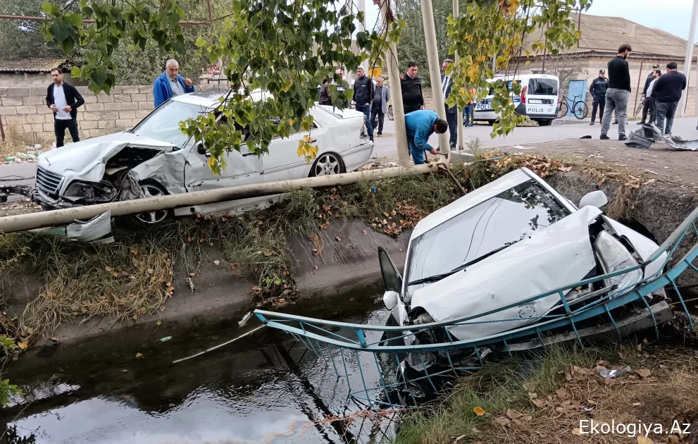 Maşın su kanalına düşüb, xəsarət alanlar var