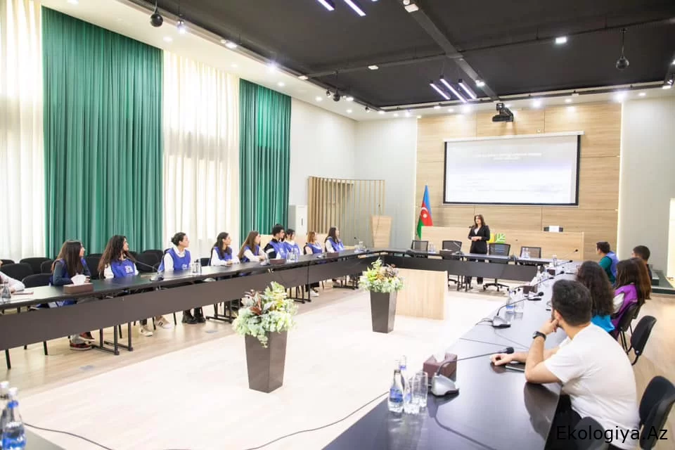 "Yaşıl dünya naminə həmrəylik ili" və Azərbaycanda keçiriləcək COP29 beynəlxalq tədbiri ilə bağlı könüllülərə təlim keçirilib