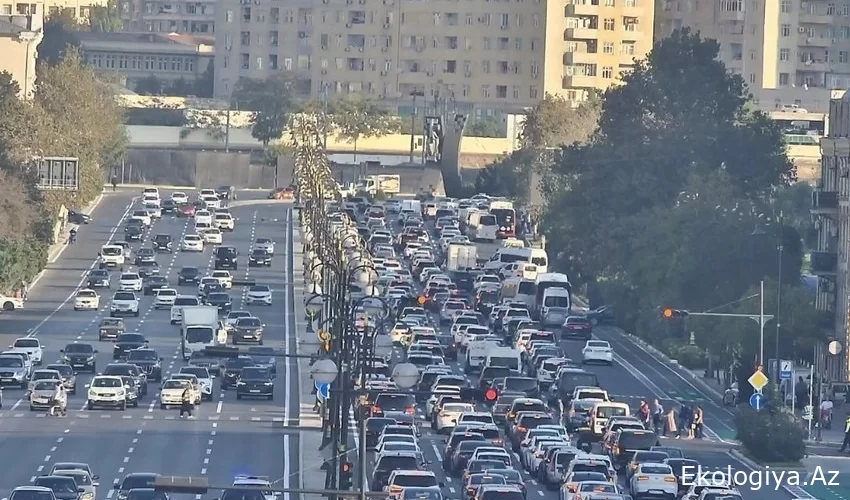 Avtomagistralda geriyə hərəkət edən avtomobilin sürücüsü qəzaya səbəb olub