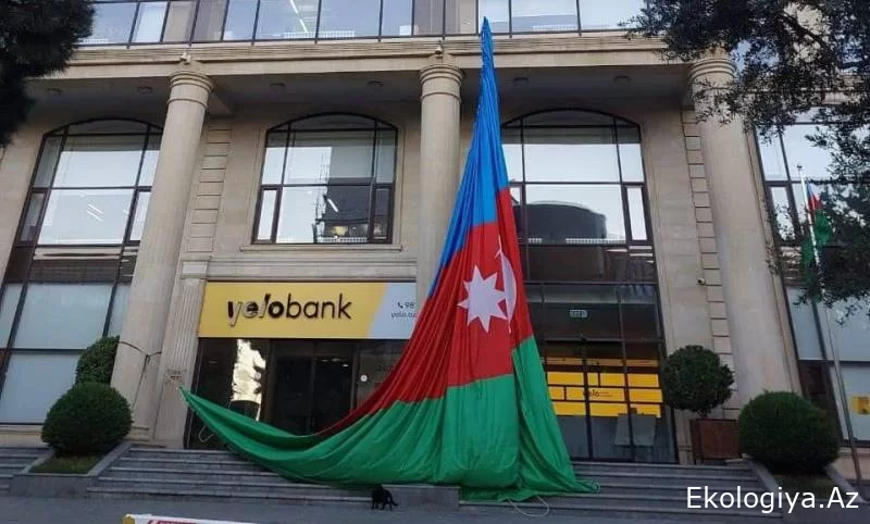 "YeloBank"ın binasından asılan Azərbaycan bayrağına xoş olmayan münasibət - FOTO