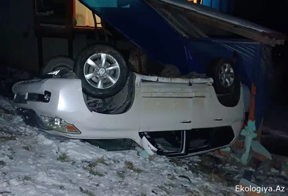 Qubada avtomobil dərəyə aşıb, ölən və yaralananlar var