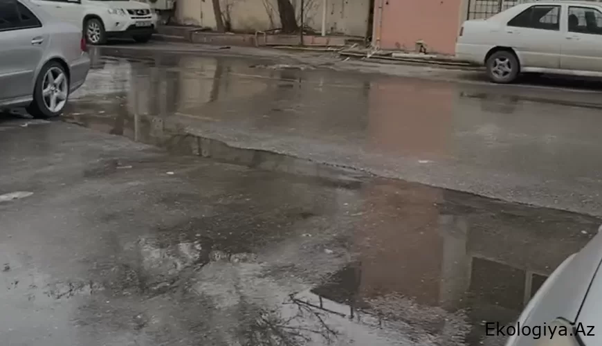 Kanalizasiya quyusu daşdı, çirkab sular “Xalqlar dostluğu” metrostansiyasına doğru axdı