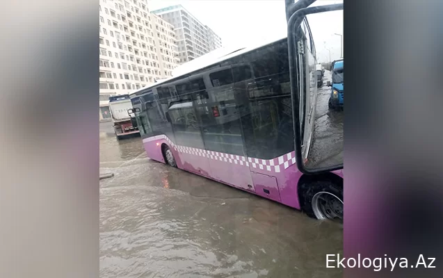 Xırdalanda yolları su basdı, avtobus quyuya düşdü