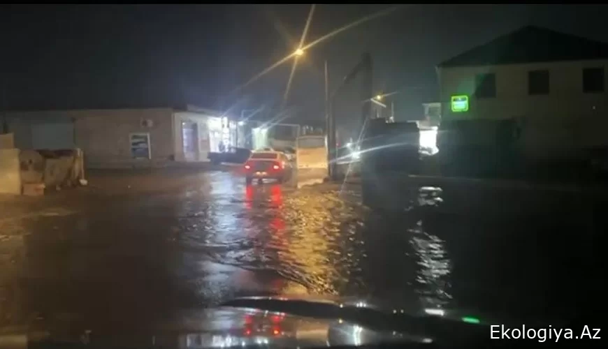 Balaxanı sakinləri ayağa qalxdı: Uşaqlar dizə qədər suya batır - FOTO