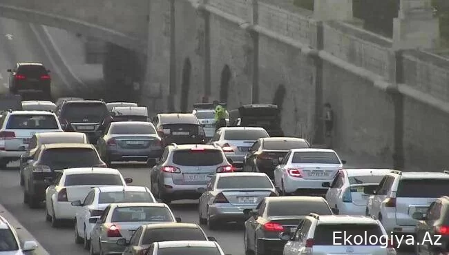 Bakıda bu prospekt sıxlıq yarandı - Uzun tıxac
