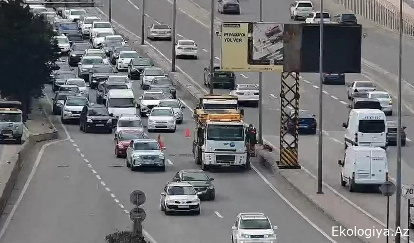 Təmirə görə bu yolda tıxac yarandı