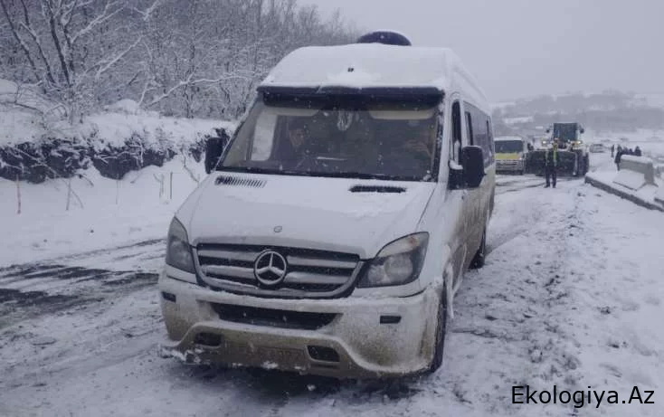 Qar yolu bağladı, sürücülər çarəsiz qaldı - FOTO