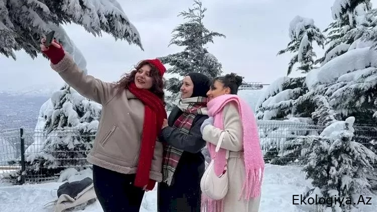 Soyuq Bakıya geri döndü – Qarlı havada gəzmək sağlamlığın sirri imiş