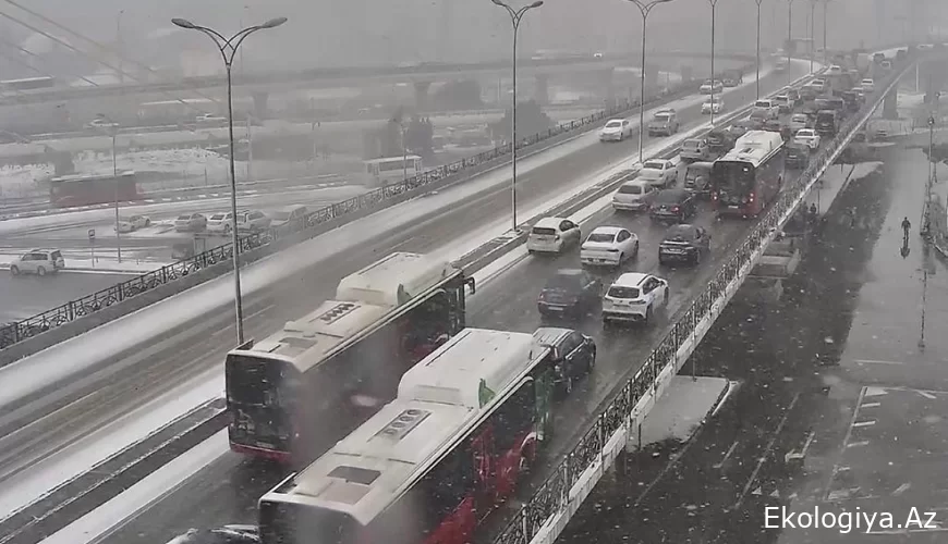 Bakıda yolun sürüşkən olması sıxlığa səbəb oldu - FOTO