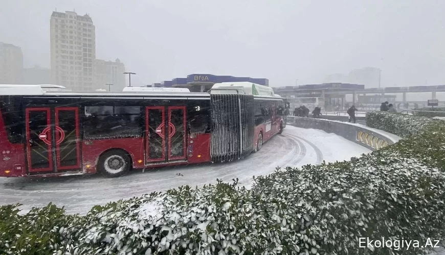 AYNA: Qarlı havada 40-dan çox avtobus qəzalarda zədələnib