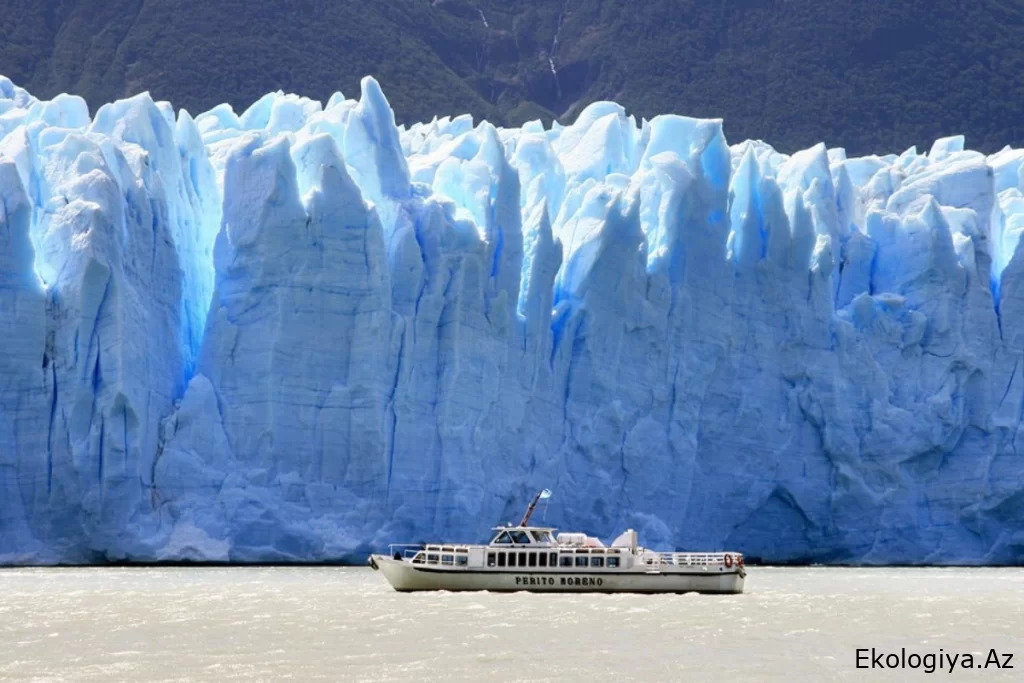 Argentinada turistlərin gözü qarşısında aysberq çevrilib