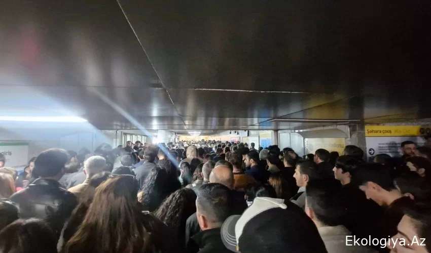 Metronun "Koroğlu" stansiyasında sərnişin sıxlığı yaranıb