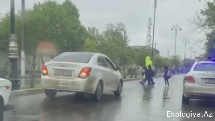 Yol polisindən NÜMUNƏVİ ADDIM - Məktəbə gedən şagirdlərə belə kömək etdi