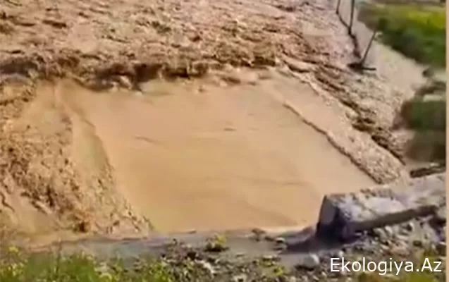 Bakı - Quba öənişli yolunu da su basıb - Video