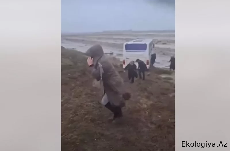 Bakı-Ələt yolunda külək avtobusu AŞIRIB