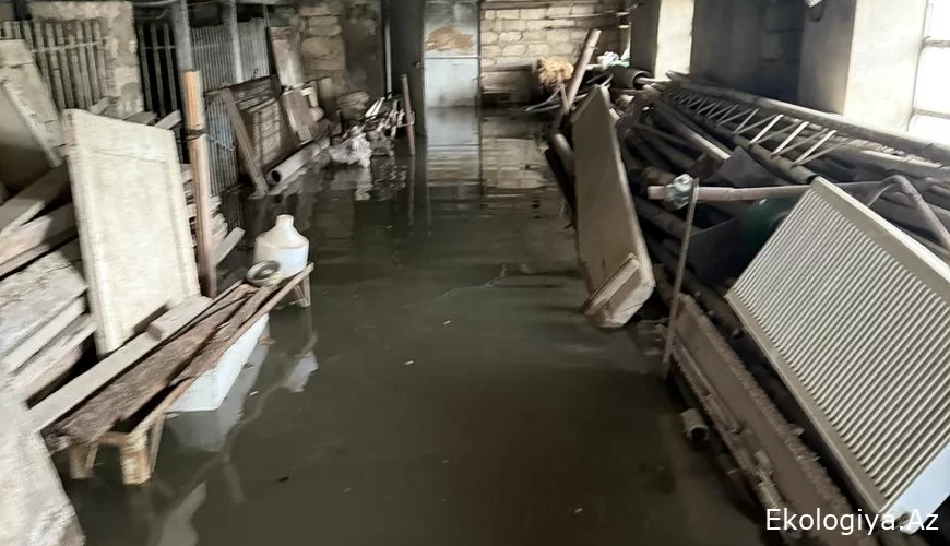 Kürdəxanıda leysan kabusu: Sakinlər iki gündür evlərində əsir qalıblar - FOTO